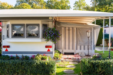 Detailaufnahme eines Stellplatzes für Dauercamper mit eingefriedetem Garten bei Baltic Freizeit in Markgrafenheide.