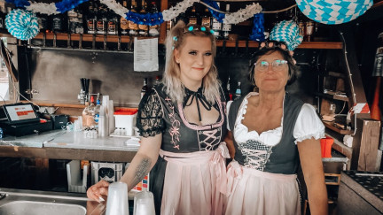 Zwei Frauen im Dirndl an der festlich geschmückten Bar – Oktoberfeststimmung pur!