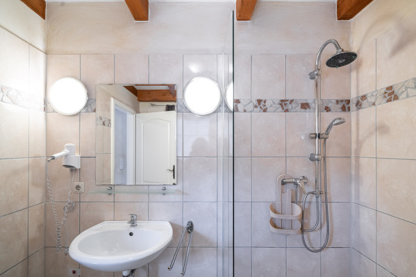 Modern ausgestattetes Badezimmer mit Dusche, Waschbecken und Föhn bei Baltic Freizeit in Markgrafenheide.