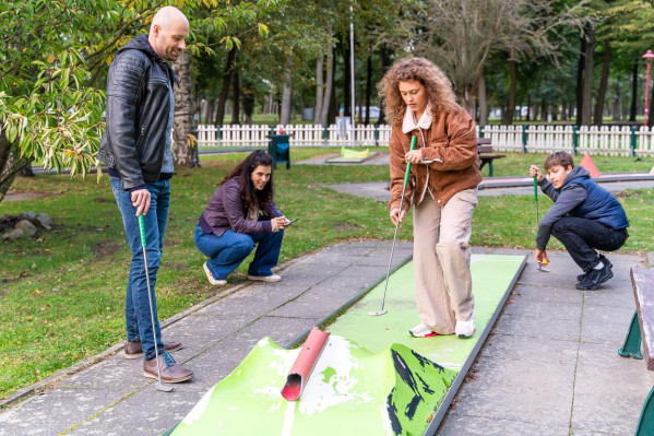 Junge Familie spielt Minigolf auf dem Campingplatz von Baltic Freizeit.