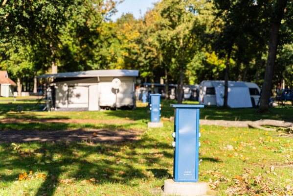 Stromanschlüsse für Stellplätze in Nahaufnahme im Sonnenlicht auf dem Campingplatz Baltic Freizeit in Markgrafenheide.