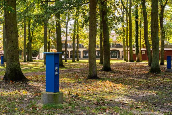 Stromanschluss für Stellplätze unter Bäumen im Sonnenlicht auf dem Campingplatz Baltic Freizeit in Markgrafenheide.