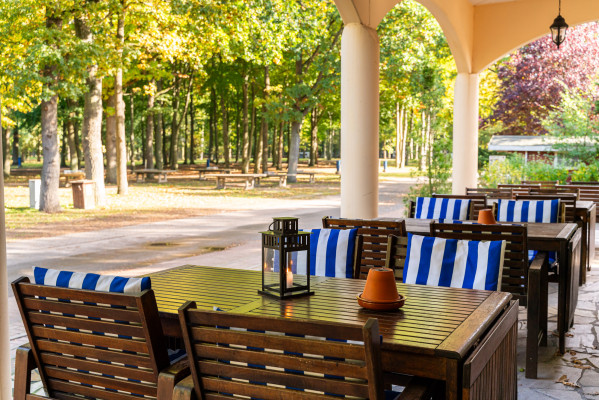 Sitzecke draußen am Restaurant vom Campingplatz.