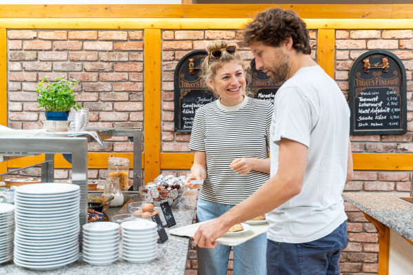 Pärchen am Büffet im Restaurant des Campingplatzes.