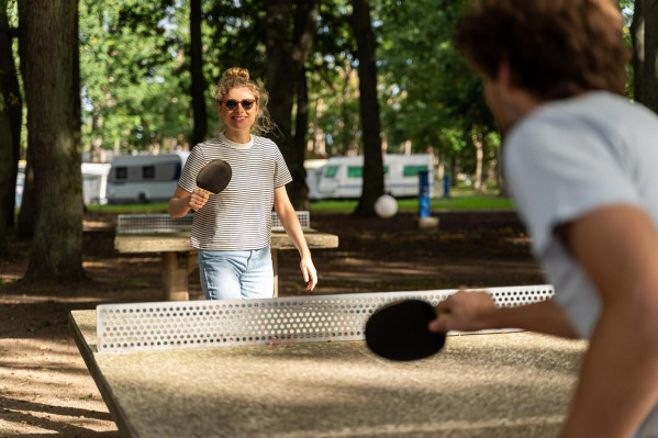 Junges Pärchen spielt Tischtennis auf dem Campingplatz von Baltic Freizeit.