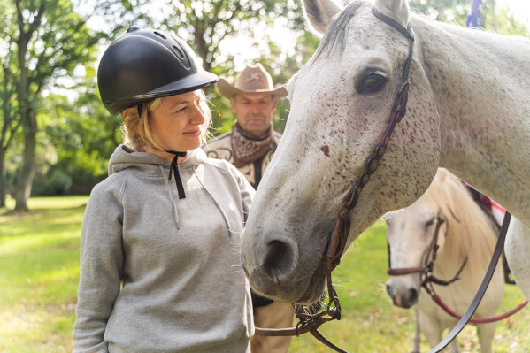 Junges Mädchen führt ein Pferd auf dem Campingplatz von Baltic Freizeit.