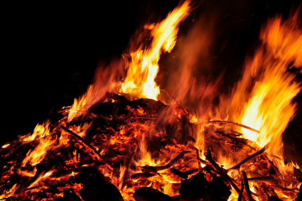 Loderndes Feuer mit hellen Flammen in der Dunkelheit