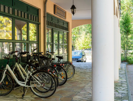 Fahrradverleih mit geparkten Fahrrädern vor der Tür auf dem Campingplatz von Baltic Freizeit.