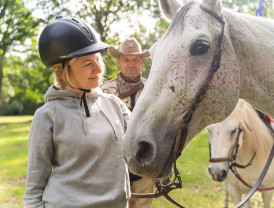 Junges Mädchen führt ein Pferd auf dem Campingplatz von Baltic Freizeit.