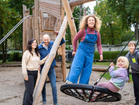 Junge Familie mit Kindern auf dem Spielplatz vom Campingplatz Baltic Freizeit.