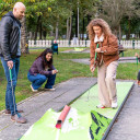 Junge Familie spielt Minigolf auf dem Campingplatz von Baltic Freizeit.