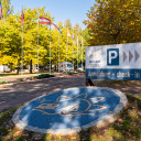 Eingangsbereich von Baltic Freizeit mit Check-in-Schild, Flaggen und Mosaik am Boden.