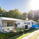 Stellplätze mit Wohnwagen im sonnigen Campingbereich von Baltic Freizeit.