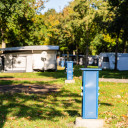 Stromanschlüsse für Stellplätze in Nahaufnahme im Sonnenlicht auf dem Campingplatz Baltic Freizeit in Markgrafenheide.