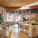 Helle Innenansicht des Restaurants auf dem Campingplatz.