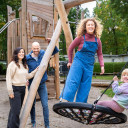 Junge Familie mit Kindern auf dem Spielplatz vom Campingplatz Baltic Freizeit.