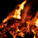Loderndes Feuer mit hellen Flammen in der Dunkelheit